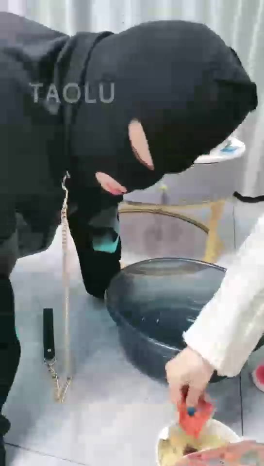 紫烟 洗脚水泡面给狗狗吃