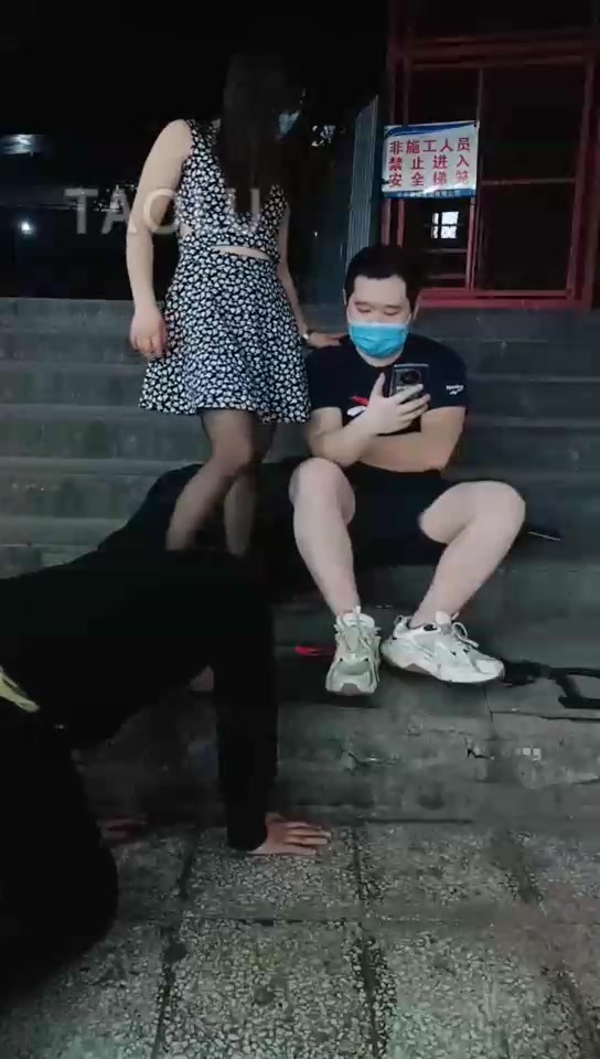 重庆户外第一帅男神 情侣主户外羞辱虐待男神