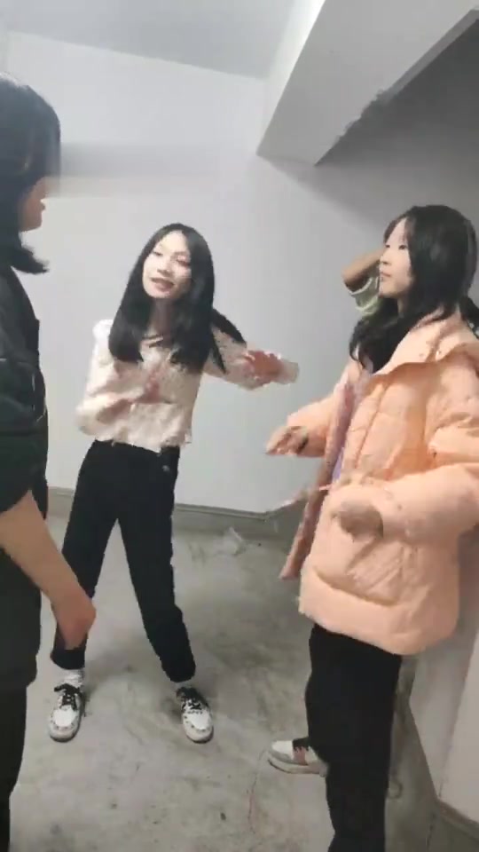 最抗揍的是我吗 被精神小妹群殴