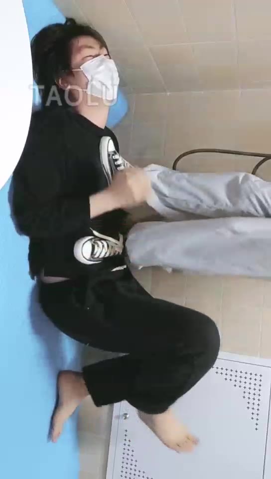 染蝶大人 帆布鞋踩踏狗狗