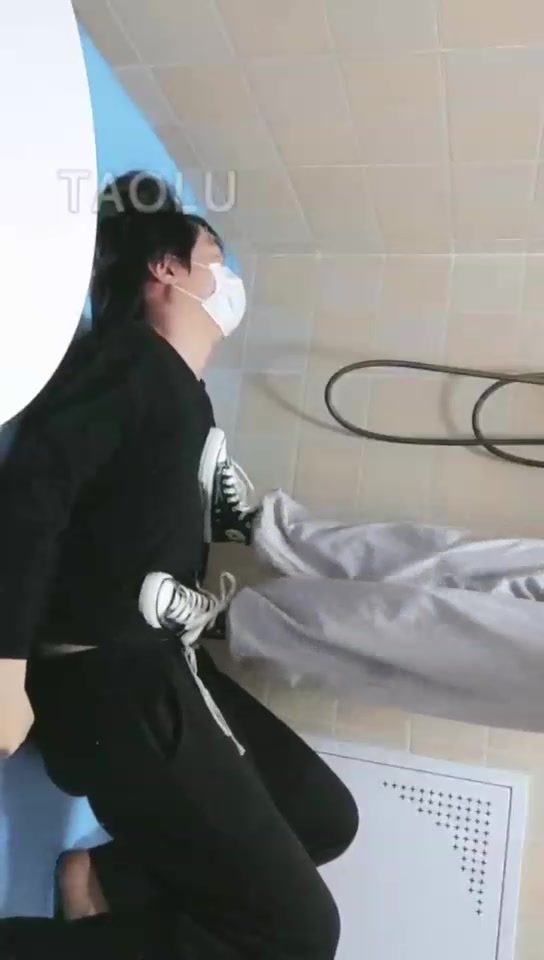 染蝶大人 帆布鞋踩踏狗狗