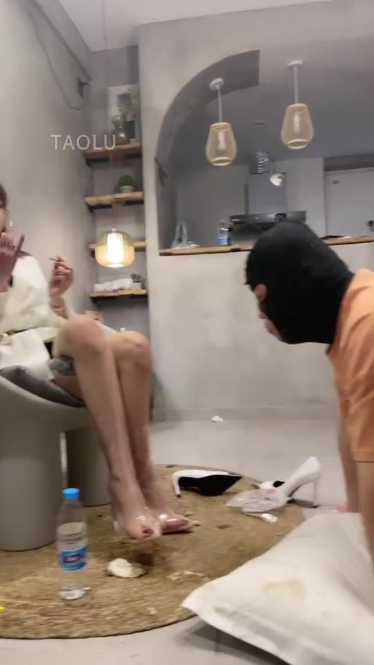 禾HE 高跟裸足 玩狗