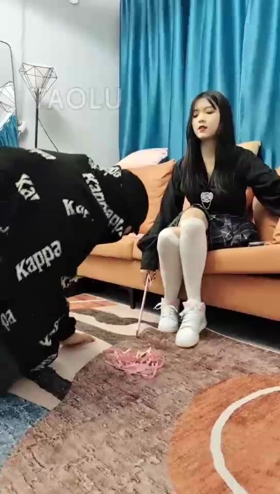 杭州万灵 贱狗弄脏新鞋 看主人怎么玩废它