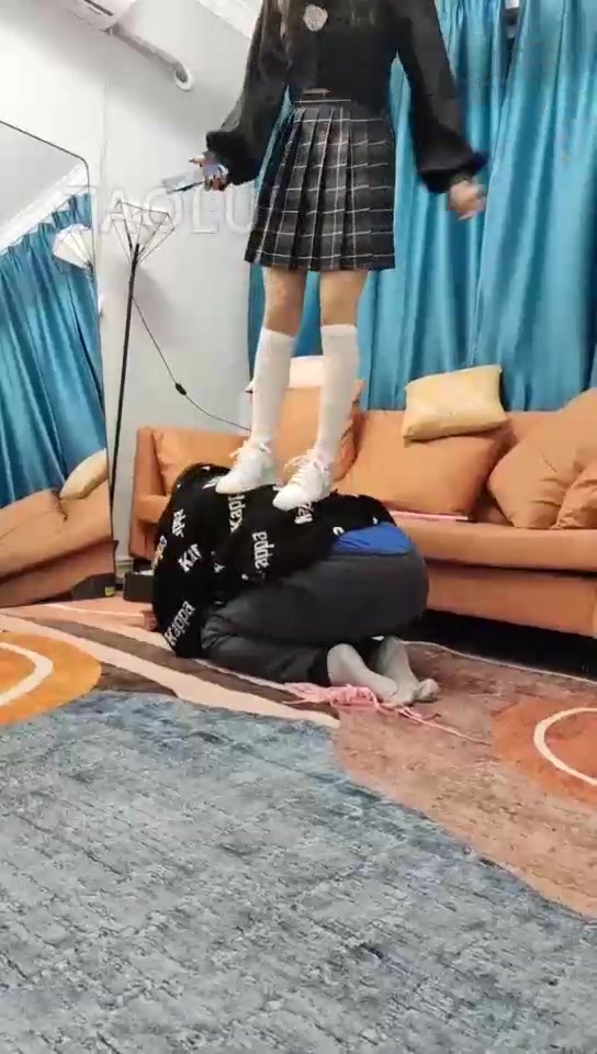 杭州万灵 贱狗弄脏新鞋 看主人怎么玩废它