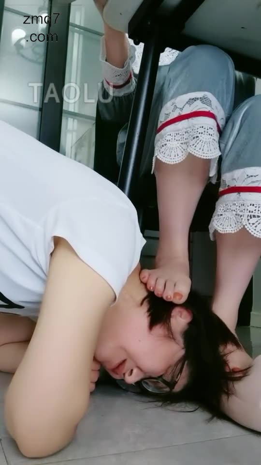 清见 贱母狗大清早的巴拉厕所门