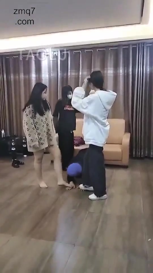 德意户外 素人小姐姐重度群殴 辱骂