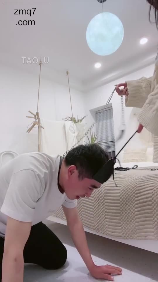 吃一口甜心 强制喝圣水 喝不下去就揍