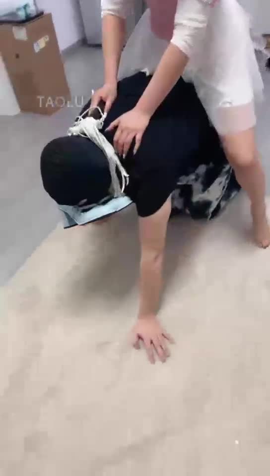 绵绵兔和美彤 棉袜窒息 和闺蜜一起玩贱狗 阳痿狗子