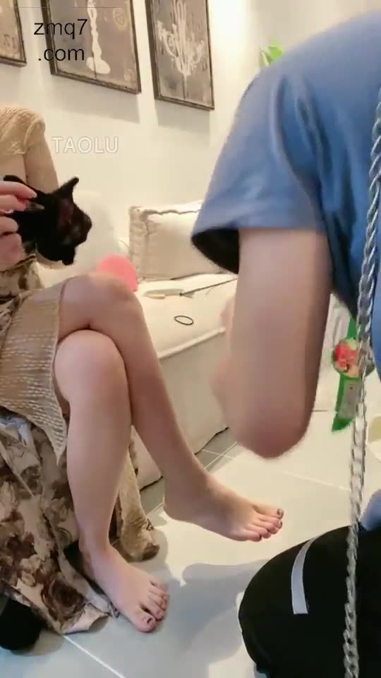 芊白大大 踩踏 舔脚 内内套头上