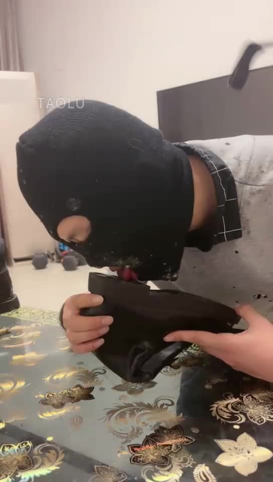 初见 贱狗舔鞋底 喝圣水口水浓痰