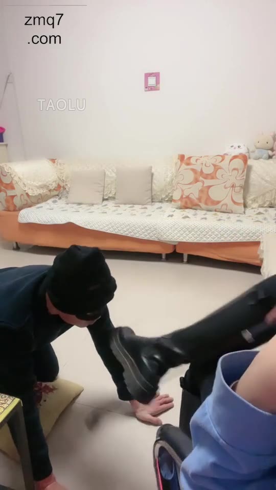 初见 拖鞋暴打狗脸