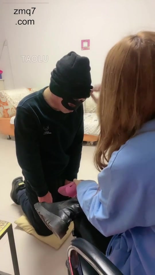 初见 拖鞋暴打狗脸