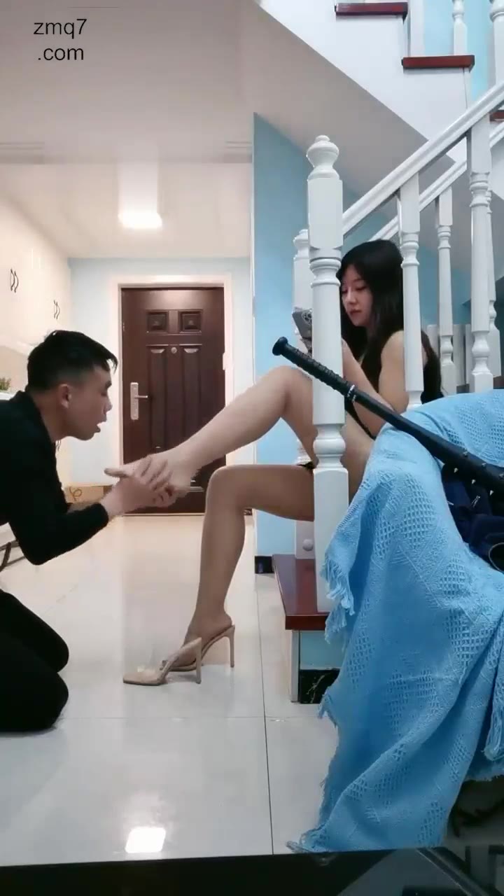 Didi 大长腿模特 第一次调教男奴