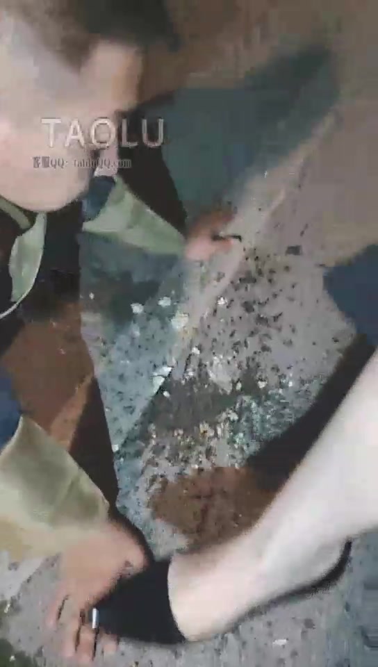 颜汐 羞辱死缠烂打的乞丐