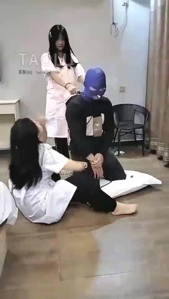 德意户外 暴力双护士 殴打色狼