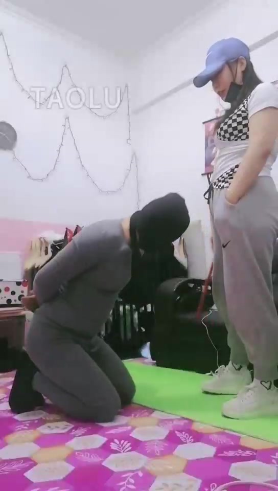大连雪主 耳光 踢打 羞辱 踩踏