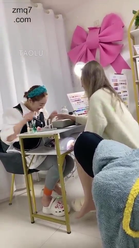 二宝 楼下美甲店挑战美甲师老板 她崩溃了