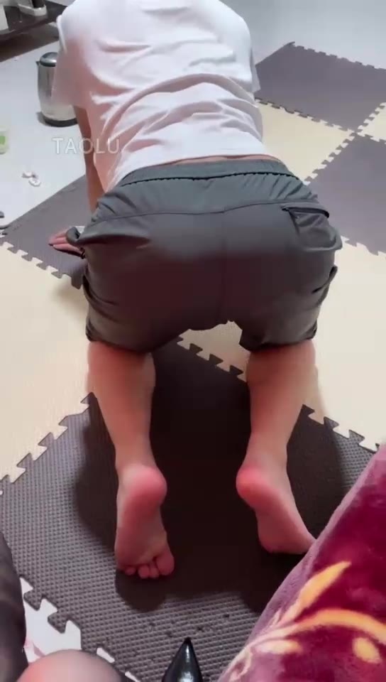 鸾月小主 脚喂狗