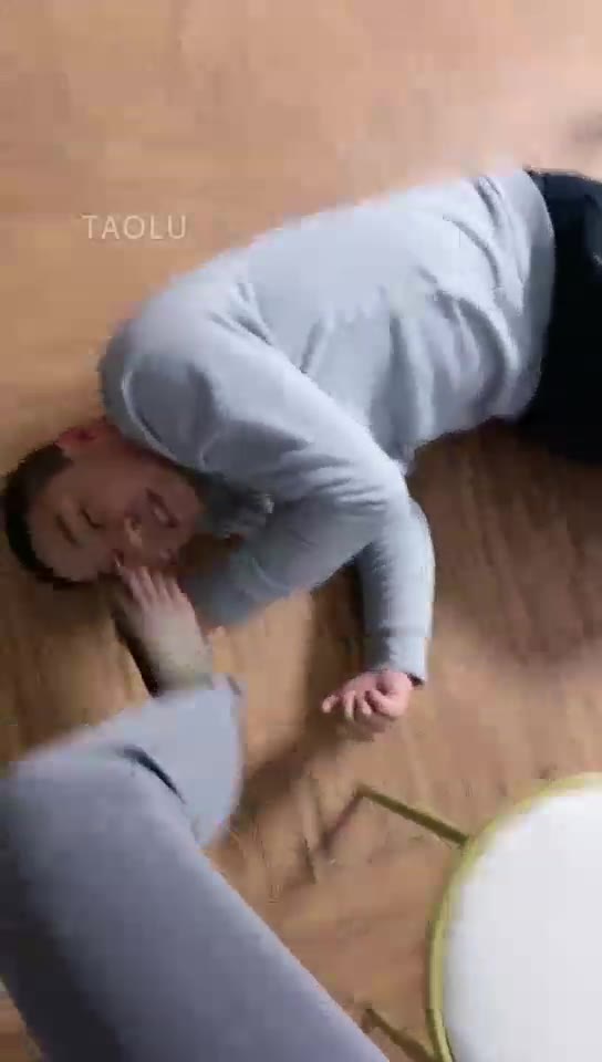 川野尤娜 踩踏 脚耳光