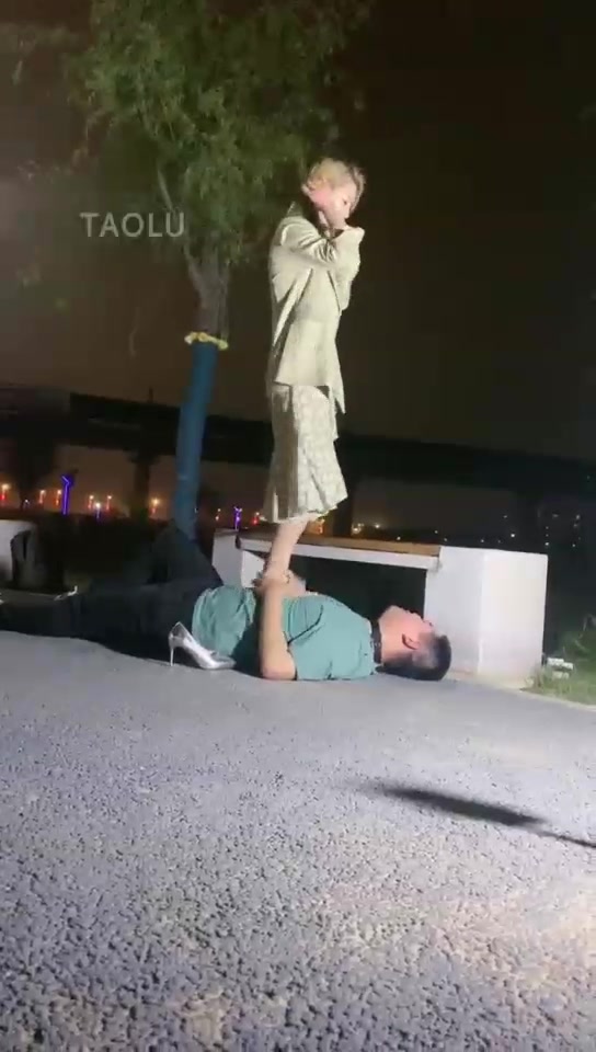 紫烟 调戏美女的流氓被打
