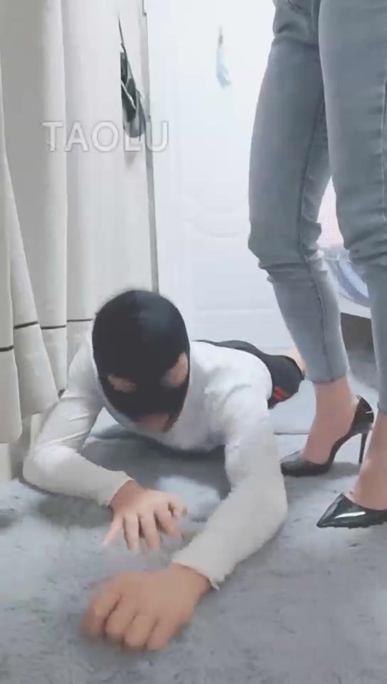 灵竹 调教小奶狗 踩踏 耳光