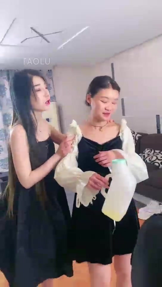 领主老大 母狗喝自己的尿 转身吐给公狗