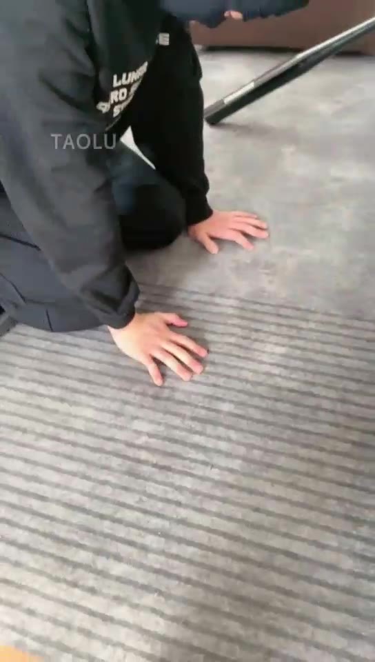 沈阳妮可 踩脸 踩手 口水