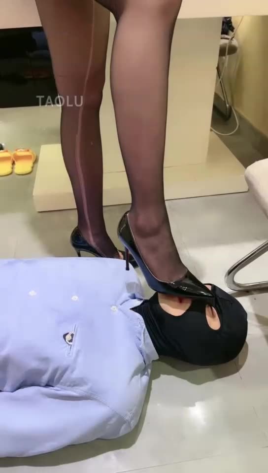 微希 高跟踩踏深喉 人桥踩踏