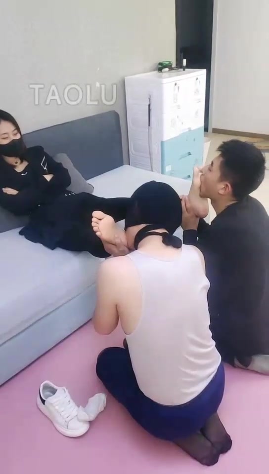 Audrey雪儿 带素人重度深喉 强制恋足 暴力踩踏