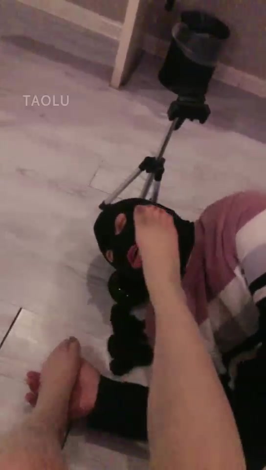 小野美少女 素人室友被抓到 暴揍