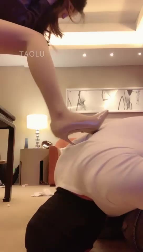 梦涵 高跟踩脸 耳光 舔脚