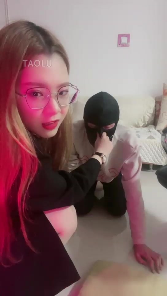 初见 肉丝高跟 耳光抽打 踩踏踩头 舔脚