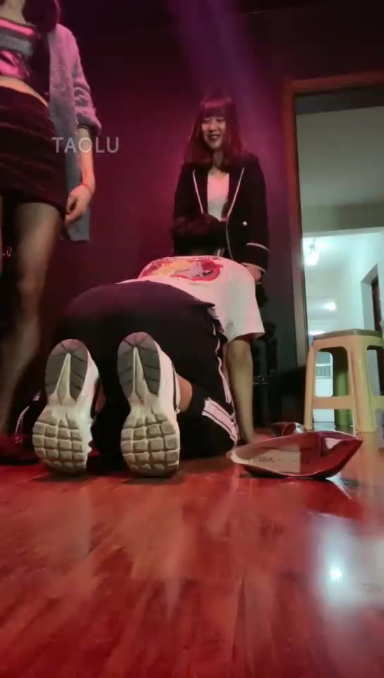 桃妖 双主骑马 舔脚 踩踏 鞭打