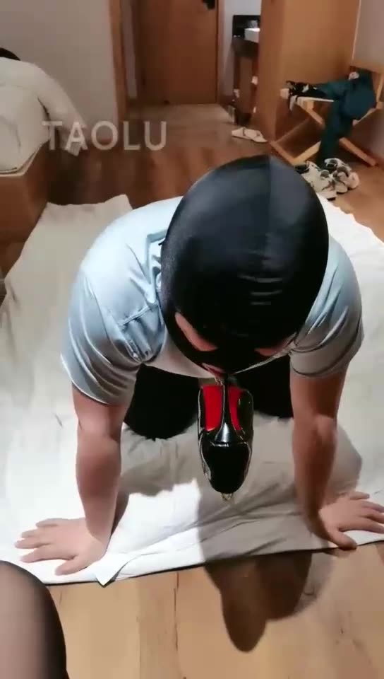 羽珊 调教脚下的狗狗