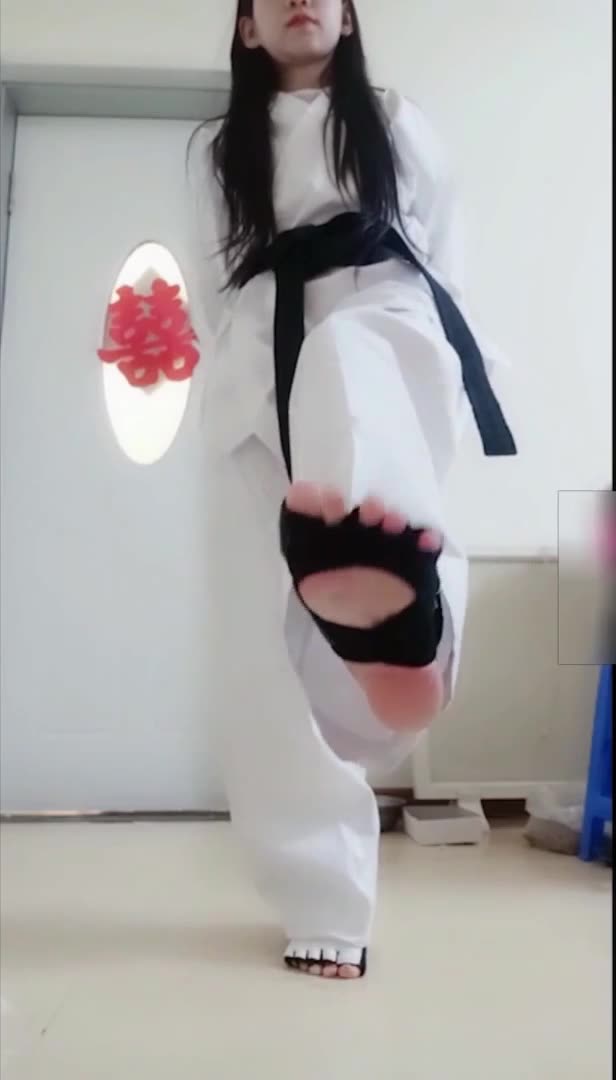 乏味 POV 空手道服粗口与诱惑 辱骂 脚踹靶M 强制踹废
