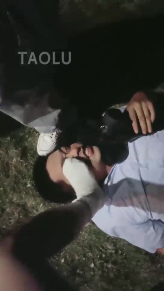 00小主十言 户外调教一条死尸垫脚机器踩踏狗东西拧乳头 舔鞋底闻袜子