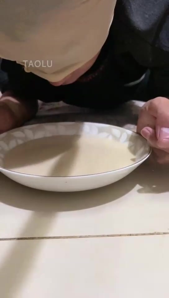鬼鬼 开发路人小哥 诱惑他喝脚牛奶 让他感觉做奴的快乐 最后射的到处都是