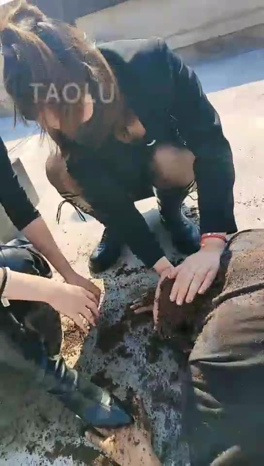 Audrey雪儿 在天台玩玩狗子 把天台上的土拿牛奶和泥。让狗子都吃了