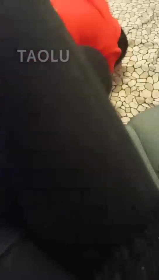 平凡夫妻 遛狗回来玩个够