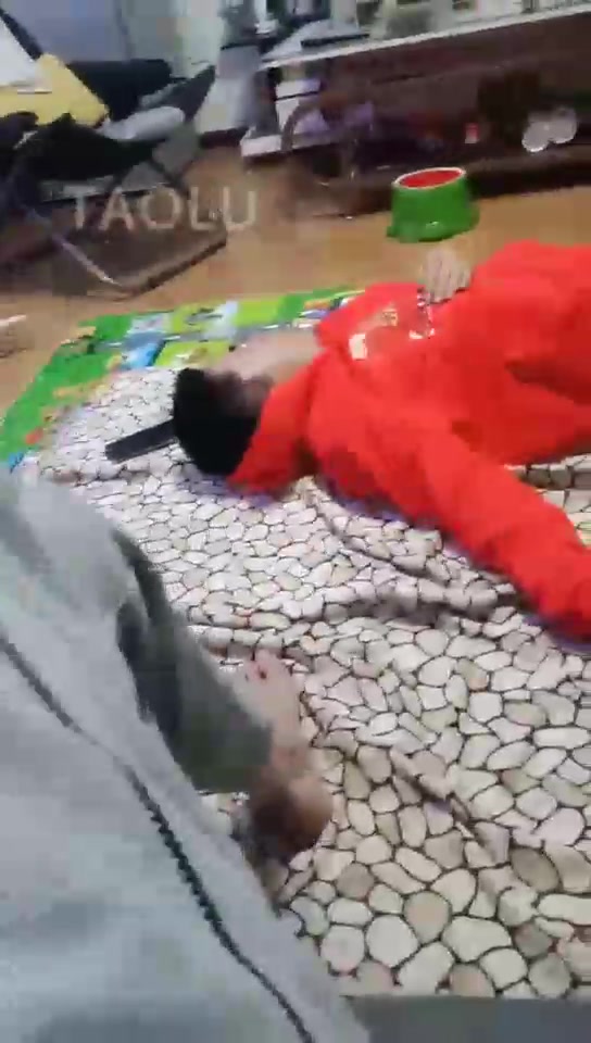 平凡夫妻 遛狗回来玩个够