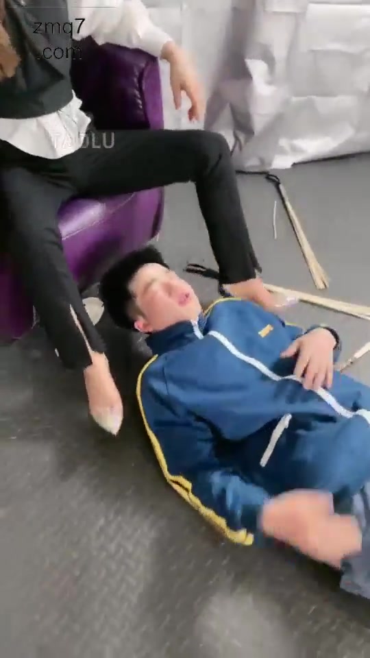 妮可 一千耳光 小帅哥受苦 藤条抽脑袋 粗口辱骂