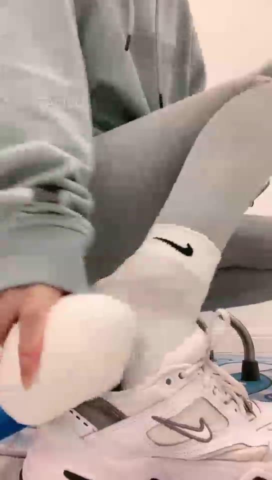 Vinni维妮 母亲节 第一视角 坐脸辱母 浓痰 鞋底 臭棉袜 裸足