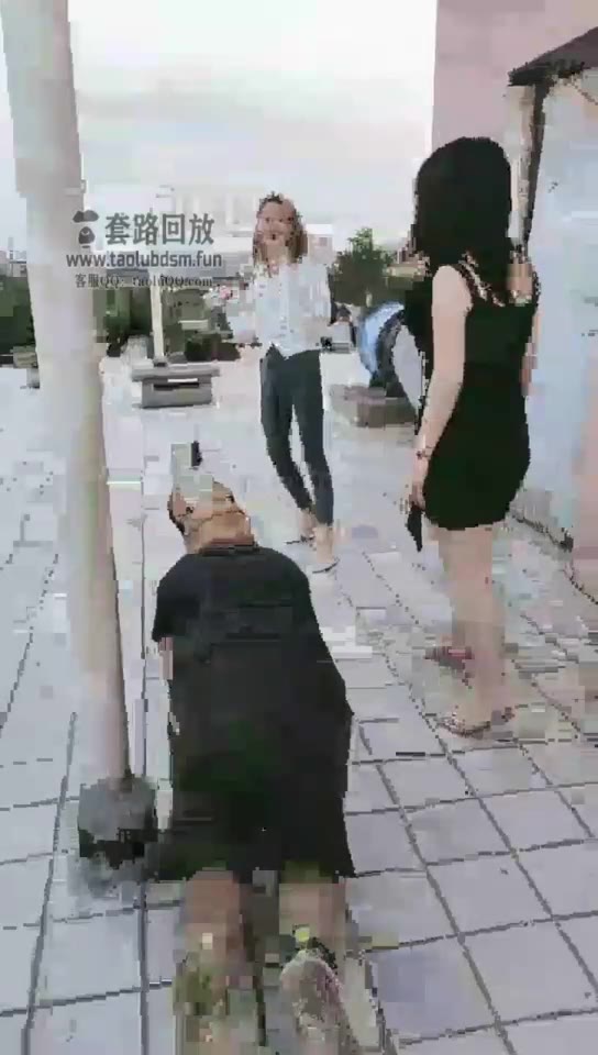 紫烟 天台和小姐姐吹风呢 狗子跑上来乞求赏它舔脚