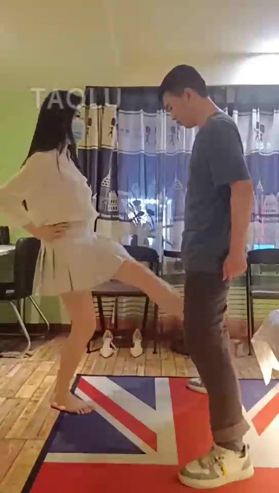 重庆第一帅男神 开发180素人 内容有舔脚 耳光 鞭打 专胯 踢裆 踩踏