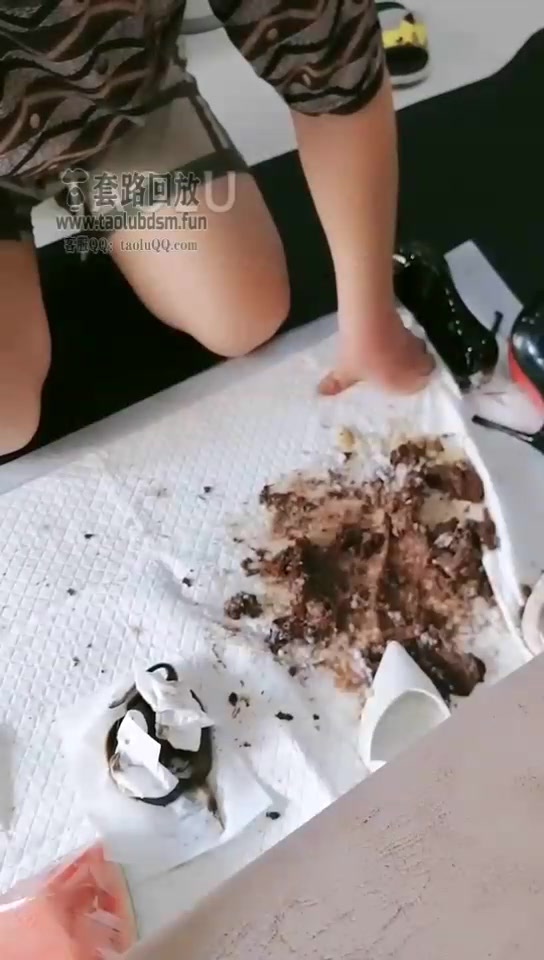 傲柔 脏泥鞋底喂食 踩蛋糕 香蕉 酸奶喂狗子 连泥一起吃掉 赏狗子舔姨妈巾