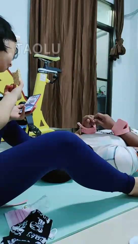 果子一号 脚奴学着做家务清洁