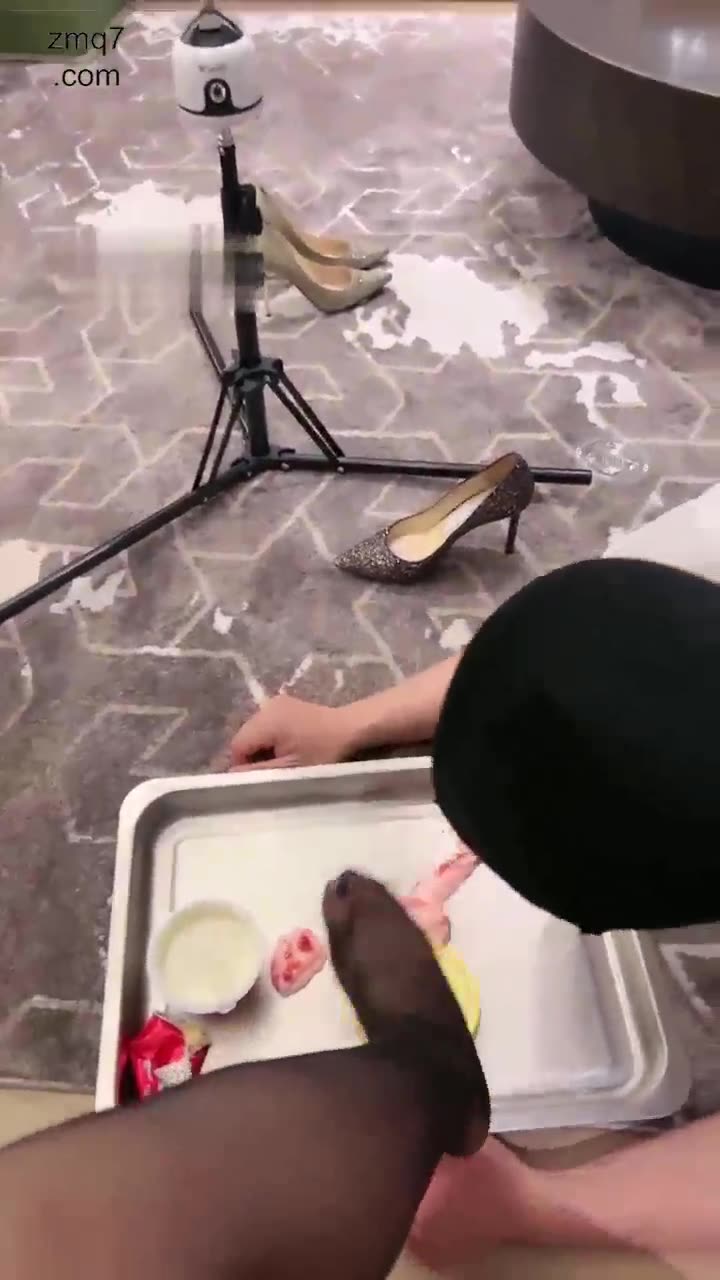 美美子 超美车模 黑丝玩弄脚下奴