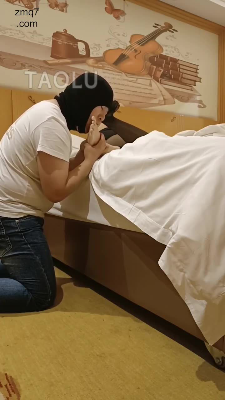小猫咪 脚奴 伺候主子 舔黑丝