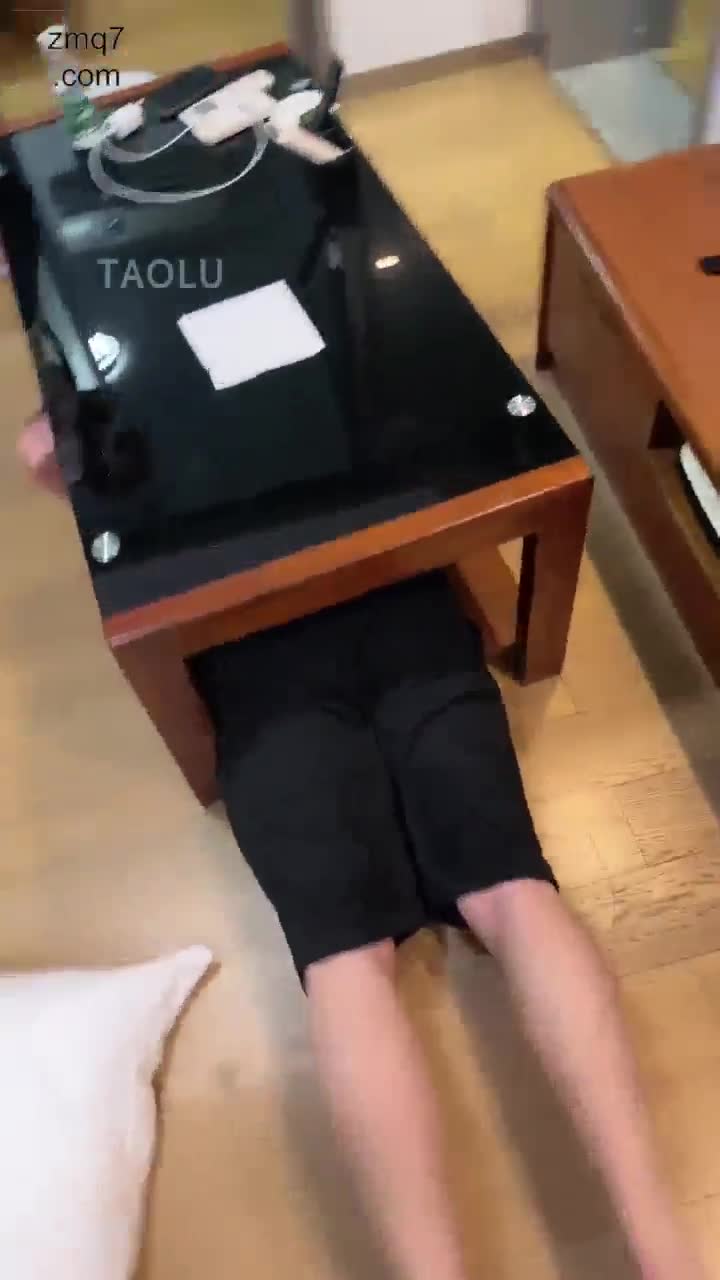 萬一 JK美眉和男友一起调教男奴 踩踏