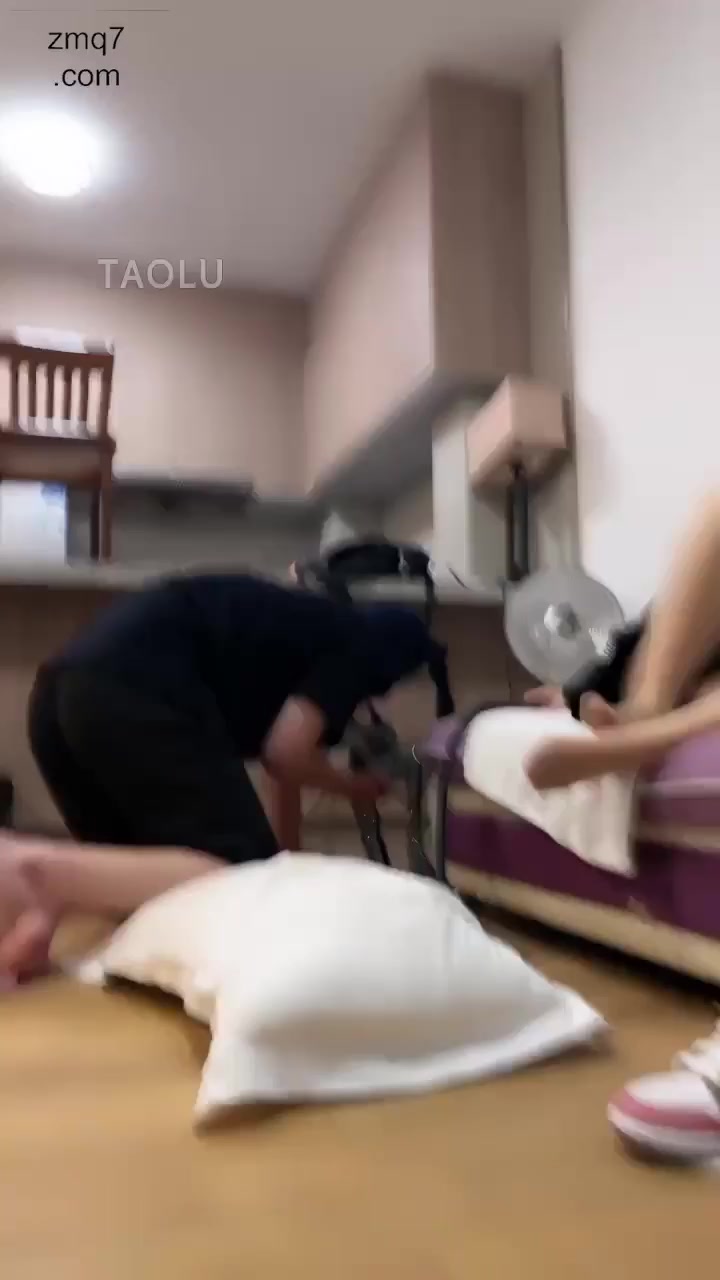 萬一 JK美眉和男友一起调教男奴 踩踏